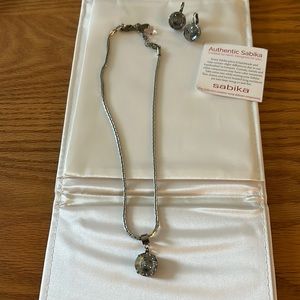 Necklace and earring set